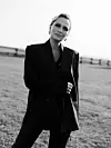 Sako Victoria Beckham x Mango; hlače od kože MONA; naušnice i prstenje PRAHIR