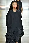 Hoyeon Jung na Pariškom tjednu mode 2019. godine.