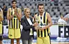 Na istom turniru dvije godine kasnije - uručuje pobjednički pehar momčadi Fenerbahçe Dogus