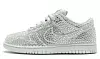 Brend Cactus Plant Flea Market, poznat po dizajnerskim intervencijama na kultnim komadima, ukrasio je tenisice Nike kristalima Swarovski, 150 eura