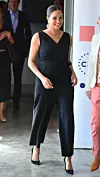 I kombinezoni joj dobro stoje! Meghan u dugom crnom kombinezonu brenda Everlane.