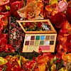 Paleta s 12 sjenila, rumenilom i highlighterom iz kolekcije Wizard of Oz, brenda Kylie Cosmetics 49,99 €, KYLIECOSMETICS.COM