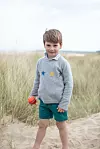 Prema mišljenju većine Britanaca maleni slavljenik podjednako nalikuje mama i tati.