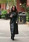 Emily Ratajkowski ulicama New Yorka prošetala je u odvažnom kožnom outfitu
