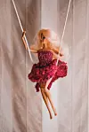 Barbie uživa na ljuljački u predivnoj ružičastoj haljini.