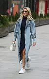 Ashley Roberts u traper maxi baloneru.