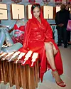Rihanna u crvenom kožnom baloneru s kapuljačom.