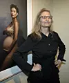 Američka fotografkinja Annie Leibovitz 1991. snimila ju je golu u viskokm stupnju trudnoće za naslovnicu Vanity Faira