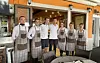 Sebastian Kurz s osobljem restorana Riva u Rovinju.