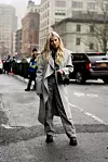 Tjedan mode u New Yorku; nijanse sive sjajno se sljubljuju s crnom crossbody torbicom i gležnjačama debelih potplata