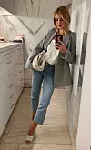 Rosie Huntington-Whiteley svoj basic trio kombinira s natikačama i torbom u bijeloj boji Fotografija: Profimedia
