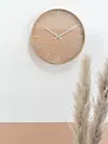 Zidni sat u svijetloj drvenoj nijansi (33 eura)