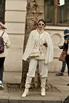 Tjedan mode u Londonu; bijelo odijelo sa zlatnim detaljima - Dior torbicom i debelim lančićem oko vrata