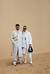 Tjedan mode u Parizu; modno usklađeni par u bijelom od glave do pete