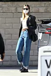 Hailey Bieber izbjegava skinny modele traperica, a modno trojstvo nosi u ležernom izdanju ​Fotografija: Profimedia
