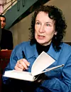 Kanadska spisateljica Margaret Atwood tijekom potpisivanja knjiga 2000. godine u praškoj knjižari Globe