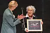 Margaret Atwood (desno) prima Nagradu H.C. Andersena za književnost 2024. u Danskoj