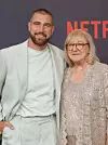 Travis Kelce na premijeru je stigao s mamom