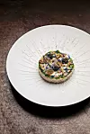 Salata od rakovice s kremom od ječma, ukiseljenim cvjetovima bagrema, algama i kavijarom od jesetre omiljeno je jelo chefa Hrvoja Kroflina