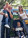 Obitelj fotografa na okupu: tata Dejan i mama Kristina s Emmom i Janijem
