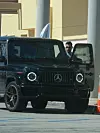 Sam vozi luksuzni Mercedes, kome će sad pripasti?