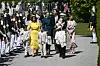 Princ Carl Philip u naručju drži Ines dok njegova supruga Sofia nakon ceremonije vodi njihove sinove, a iza su Inesini krsni kumovi
