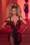 Brend The Blonds također je dodao volumen uz svoje modele