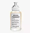 Maison Margiela Replica Beach Walk Eau de Toilette - Ovaj parfem osmišljena je da evocira uspomene na tople ljetne dane i pješčane plaže. Ovaj ultra ženstveni miris ima note bergamota, limuna, kokosovog mlijeka i ružičastog papra. Svjež i cvjetan, dobar je izbor za proljeće i ljeto.