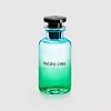 Pacific Chill by Louis Vuitton Eau de Parfum - Parfumer Jacques Cavallier Belletrud bio je inspiriran 'jednim od onih detoks smoothieja koje Kalifornijci toliko vole.' Rezultat je voćna kompozicija koja miriše nevjerojatno osvježavajuće. Note crnog ribiza, sjemenki mrkve, limuna i aromatičnog bilja poput bosiljka i paprene metvice stvaraju energizirajući smoothie u boćici parfema.
