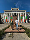 Ispred Kuće sovjeta u Tiraspolu, u Transnistria (Moldaviji)