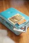 Knjige koje joj mnogo znače spremila je u divan baršunasti kofer.