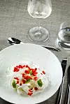 Ljetna salata od koromača is vježih jagoda s mentom, preljevom od agruma i koricom limete.