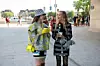 Kadar iz serije 'Emily in Paris'; glumica Lily Collins nosi šešir s 'demier' uzorkom. Fotografija: Profimedia
