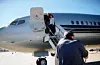 Bill Clinton i Ghislaine Maxwell poziraju prije ulaska u privatni avion Jeffreyja Epsteina kojim su išli na njegov privatni otok