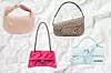 Bottega Veneta mini torbica (3500 eura)/Balenciaga ružičasta torba (2650 eura)/Gucci ručna torba (2980 eura)/Jacquemus baby plava torbica (392 eura)
