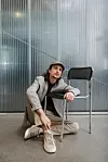 Jan Kovačić nosi: sako, hlače i kapa Reserved, majica i tenisice Zara