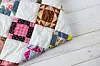Od stare postljine napravite patchwork pokrivač.