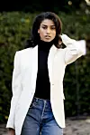 Odlična kombinacija basic komada - dolčevita, blazer i traperice