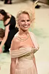 Pamela Anderson ove godine zablistala je i na Met Gali