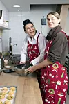 Gordana i Sara složno mijese i peku kekse po obiteljskoj recepturi