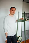 Zagrebački dizajner sa svojom vješalicom Axel koji je izlagao na Salone del Mobile u Milanu