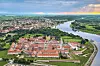 Osijek je najveći grad u Slavoniji, ima najveći zoološki vrt u Hrvatskoj, a slovi i kao najzeleniji u Lijepoj našoj. Ima čak 17 parkova sa stoljetnim drvećem. Posjetitelje privlači i vožnja kompom (skelom) preko Drave