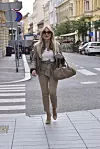 Nude kombinaciju razbila je elegantna bijela bluza.