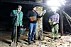 Naši fotografi Ivan Posavec, Mario Kučera i majstor Danijel popravljaju krov kuće u mjestu Dužice.
