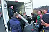 Glorijin novinar Kruno Petrinović pomaže iskrcati kombi sa zaštitni ceradama za pokrivanje razrušenih krovova kuća.