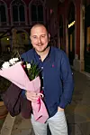 Romano Obilinović Žorž s cvijećem za Ivanu Gudelj