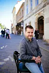 'Prvu epizodu iz ‘Varoškog amarcorda‘ nazvao sam ‘Tri pjevača malo jača‘. Naslov je u duhu naravi omalovažavanja svega i svakoga u mom Šibeniku, koji se nije nikome poklonio - pa ni najvećima', objašnjava