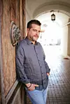 'Otac je imao stolarsku radionicu ispod moje spavaće sobe. Visio sam kod njega, obožavao priče starih majstora i radnika. I marende oko jedanaest', prisjeća se djetinjstva