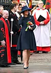 Kratki kaputić skrivao je trudnički trbuščić u kojem je nosila Louisa