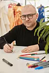 Velik utjecaj na njegov modni put imala je majka, profesionalna krojačica koja je radila za Matiju Vuicu, a upravo je ona među prvima prepoznala njegov talent